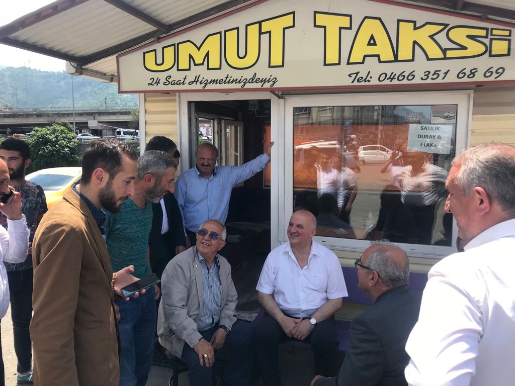 BAYRAKTUTAN VE EMİRALİOĞLU’NA HOPA’DA SEVGİ SELİ