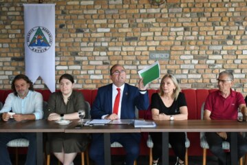 BAŞKAN ELÇİN BASINLA KAHVALTI PROGRAMINDA BİR ARAYA GELDİ Artvin Belediye Başkanı Demirhan Elçin, yerel ve ulusal basın mensupları ile sabah kahvaltısında bir araya geldi.