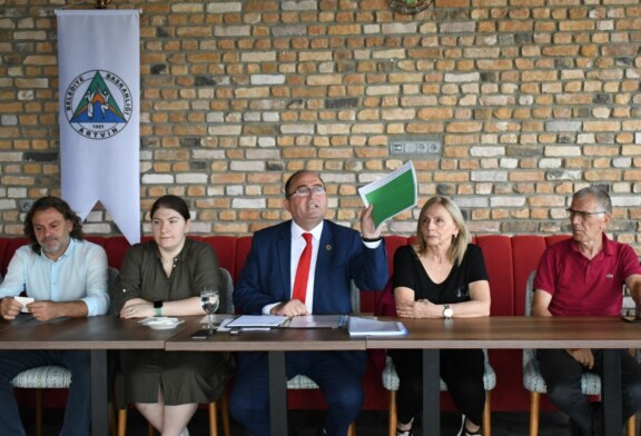 BAŞKAN ELÇİN BASINLA KAHVALTI PROGRAMINDA BİR ARAYA GELDİ Artvin Belediye Başkanı Demirhan Elçin, yerel ve ulusal basın mensupları ile sabah kahvaltısında bir araya geldi.