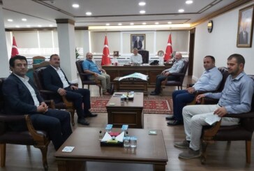 YUSUFELİ İLÇESİNİN YENİ YERLEŞİM YERİ İLE İLGİLİ TOPLANTI YAPILDI. Vali Yılmaz Doruk Başkanlığında Valilik makamında gerçekleşen ve Yusufeli Yeni Yerleşim Yeri ile ilgili konuların görüşüldüğü toplantı yapıldı.