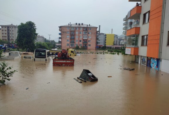 YAĞMUR BÖLGEDE ETKİLİ OLMAYA DEVAM EDİYOR. Dün akşamdan bu tarafa devam eden yağmurda bu defa Arhavi sele teslim oldu.