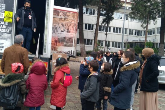 HOPA’LI ÖĞRENCİLERDEN ÇANAKKALE SAVAŞLARI MOBİL MÜZE TIR’INA ZİYARET