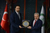 AÇÜ’DE DOÇ. DR. SATICI’YA ÖDÜL TÖRENİ DÜZENLENDİ