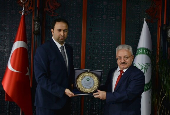 AÇÜ’DE DOÇ. DR. SATICI’YA ÖDÜL TÖRENİ DÜZENLENDİ